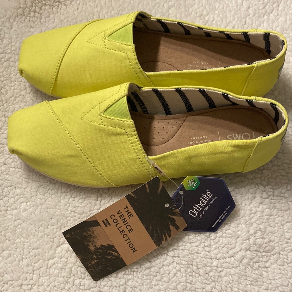 TOMS Women classic neon yellow vivid canvas size 8 item # 10015259